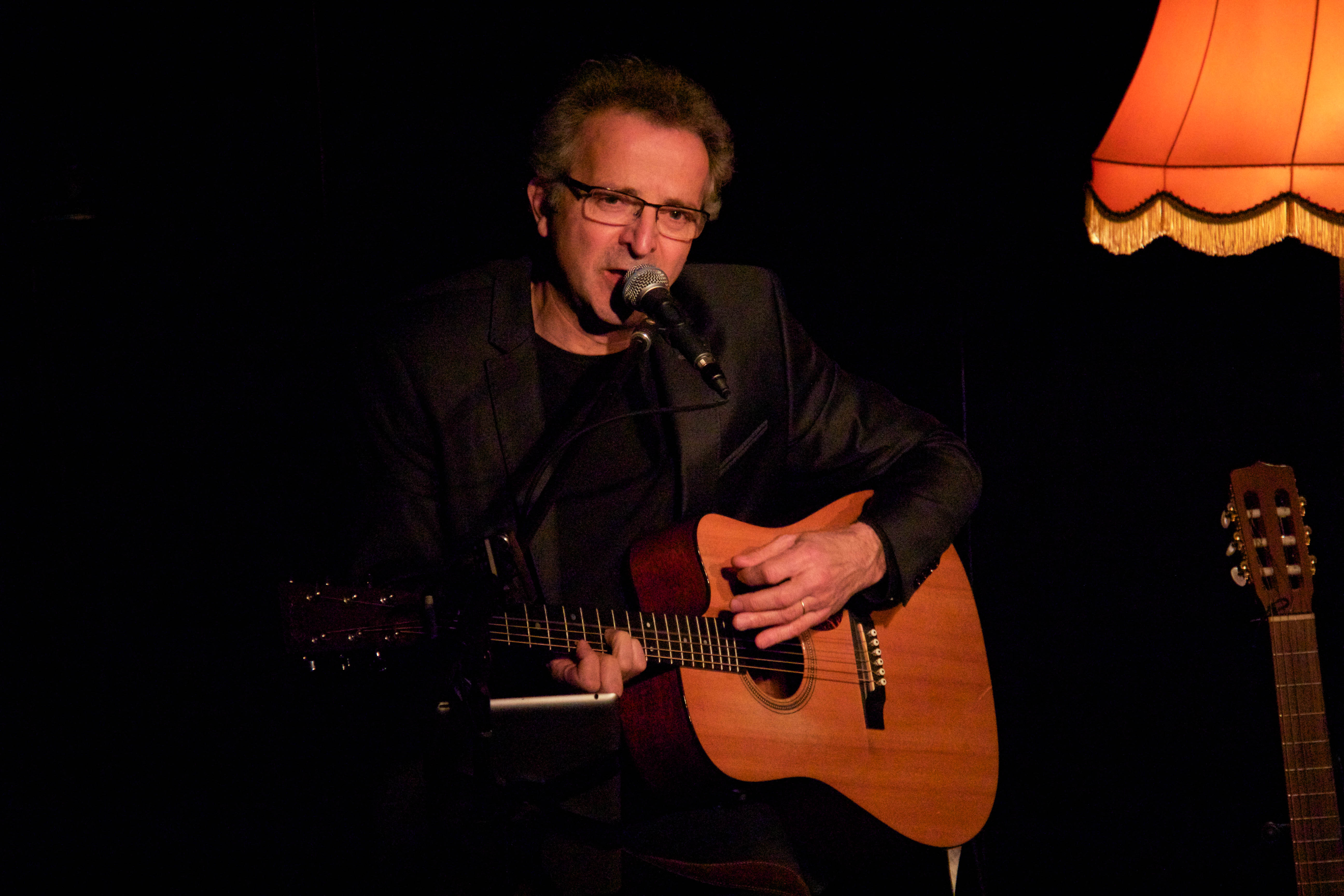 Pascal Froment chante et joue de la guitare.