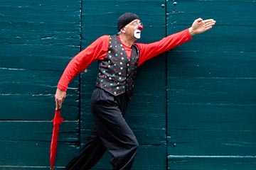 Pascal Froment chante et joue de la guitare.